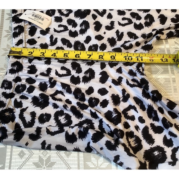 Capris Women’s Plus Curvy Leopard Print - Picture 3 of 6